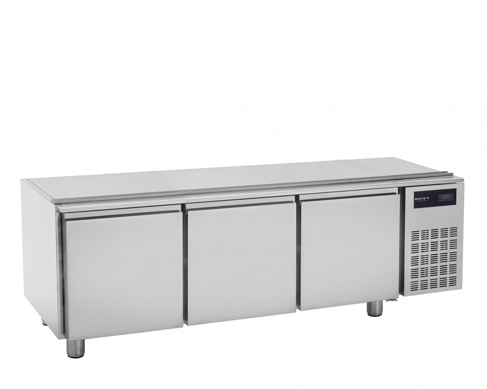 REFRIGERATED BASE 1600 - 3 DOORS